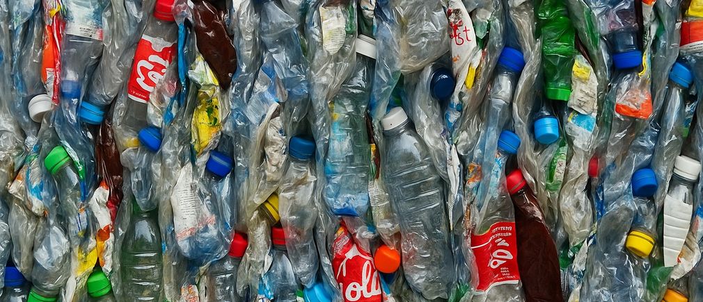 Des bouteilles plastiques issues du recyclage industriel