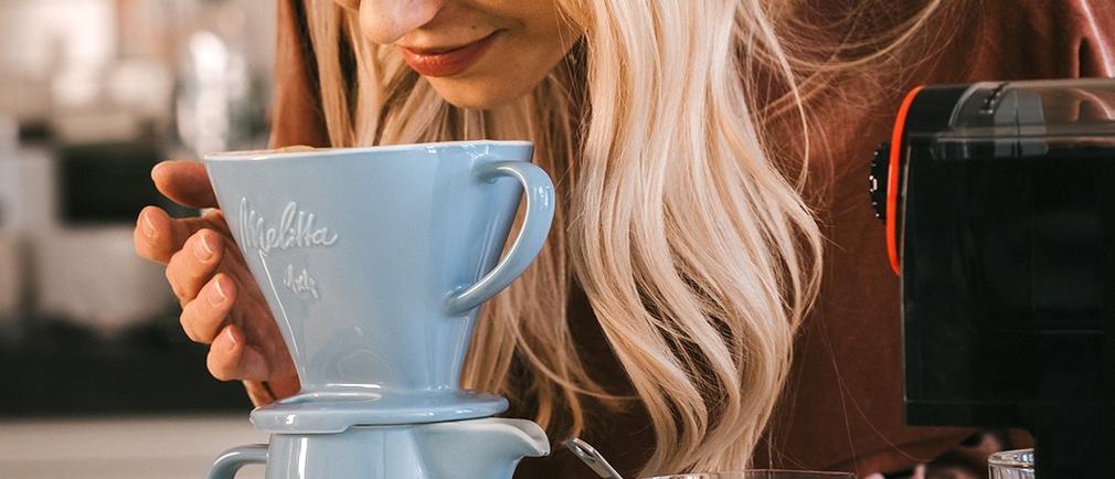 Porte filtre à café Melitta posé sur une tasse blanche prête à l’infusion