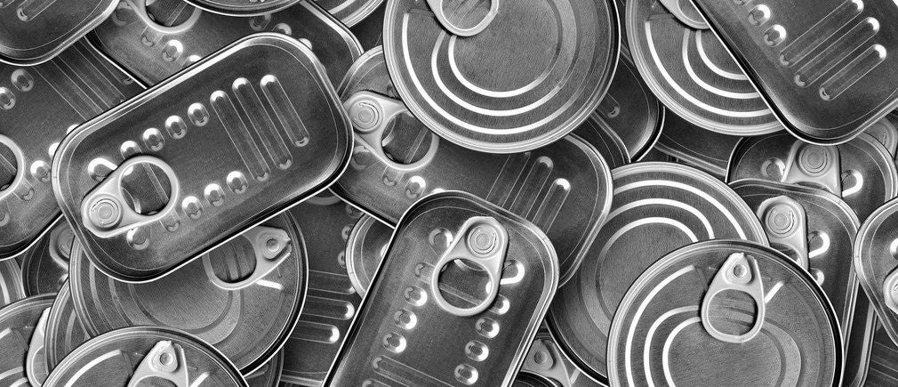 Vue de conserves alimentaires métalliques empilées ensemble