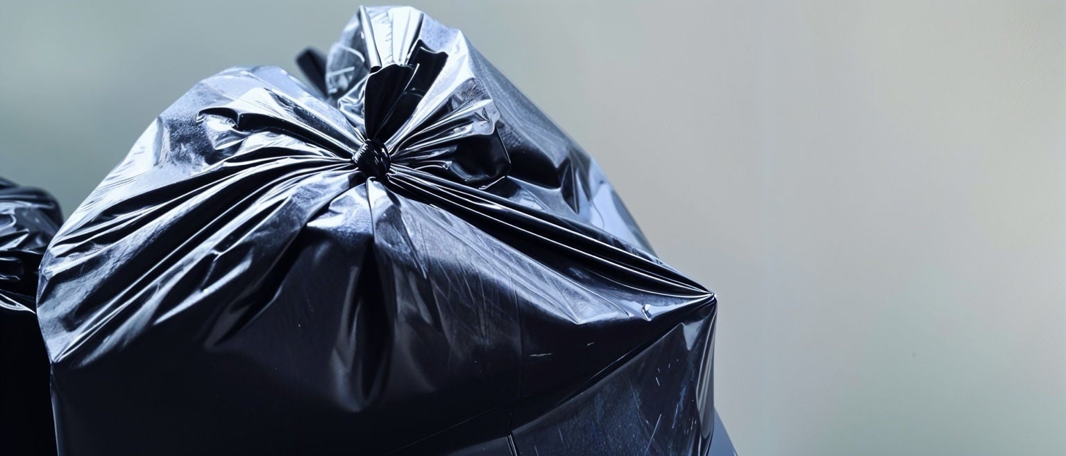 Sac poubelle Handybag noir fermé sur fond gris