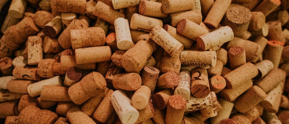 Une pile de bouchons en liège recyclés zéro déchet pour la cuisine