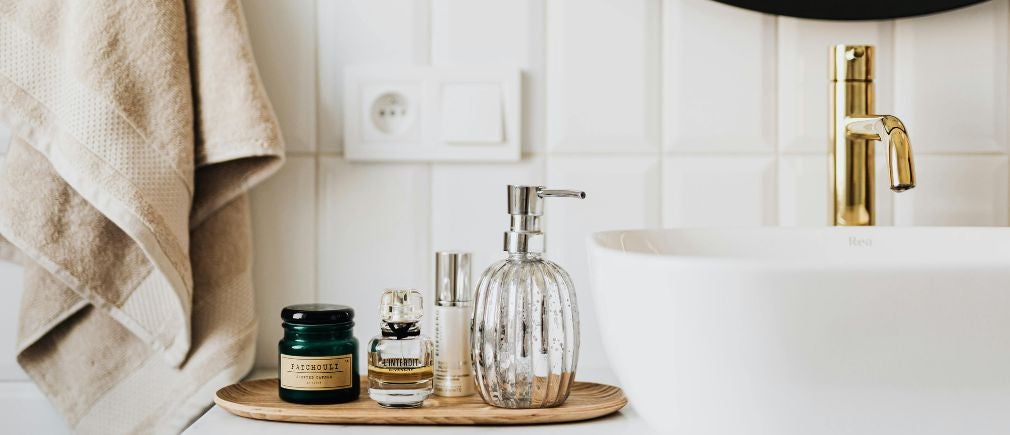 Distributeur de savon en bocal de verre posé sur un lavabo