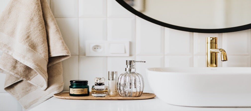 Produits cosmétiques de salle de bain organisés