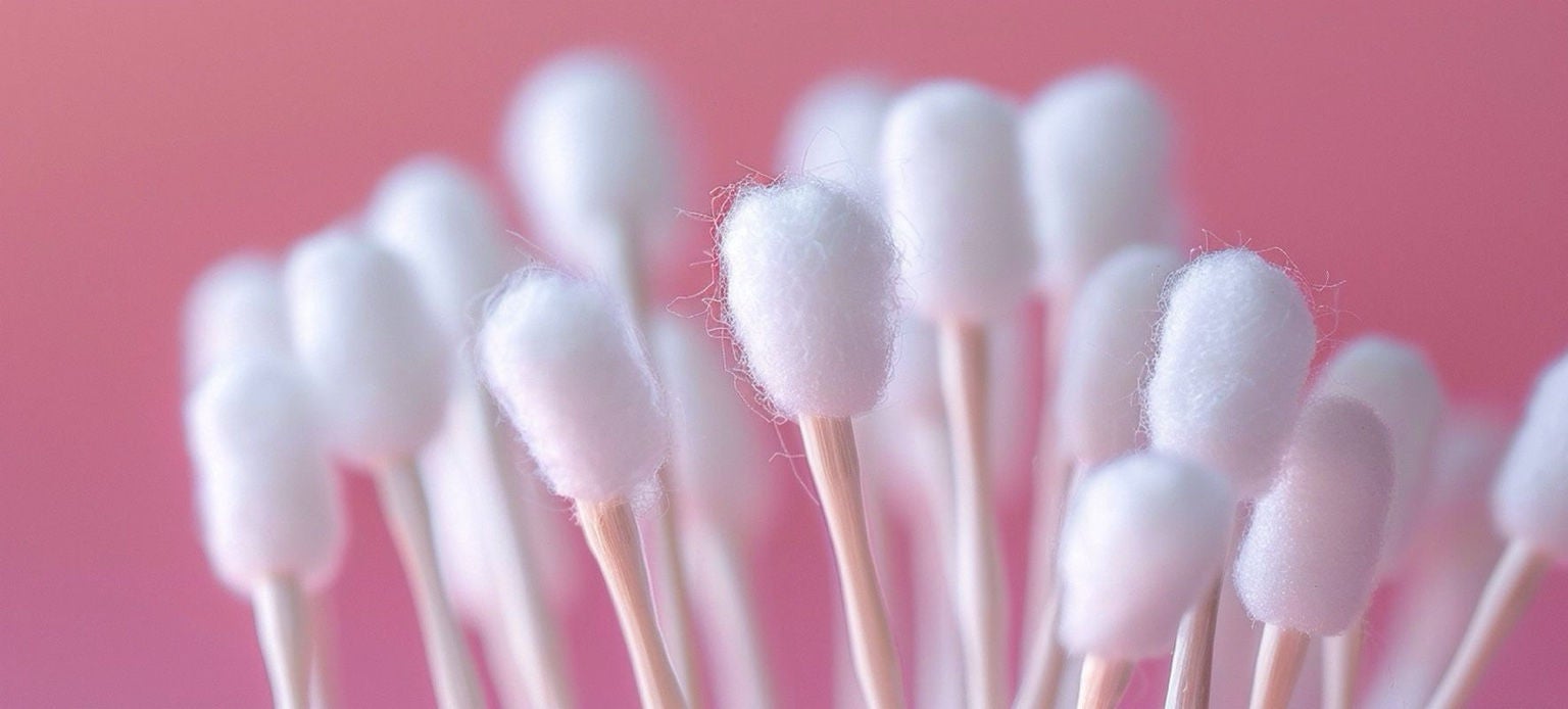 Cotons-tiges en bois Handybag sur fond rose