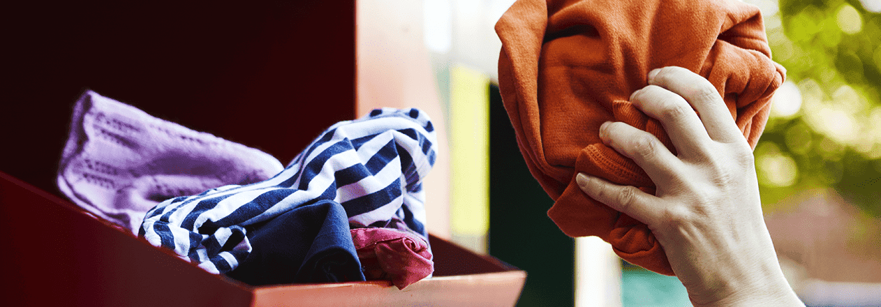 Main triant des vêtements écoresponsables à domicile