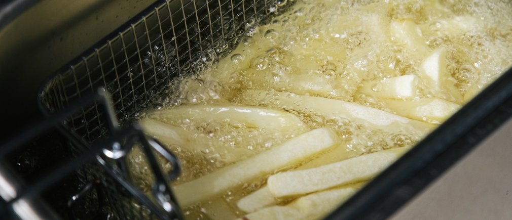 Frites cuites dans l’huile de friture bien dorées
