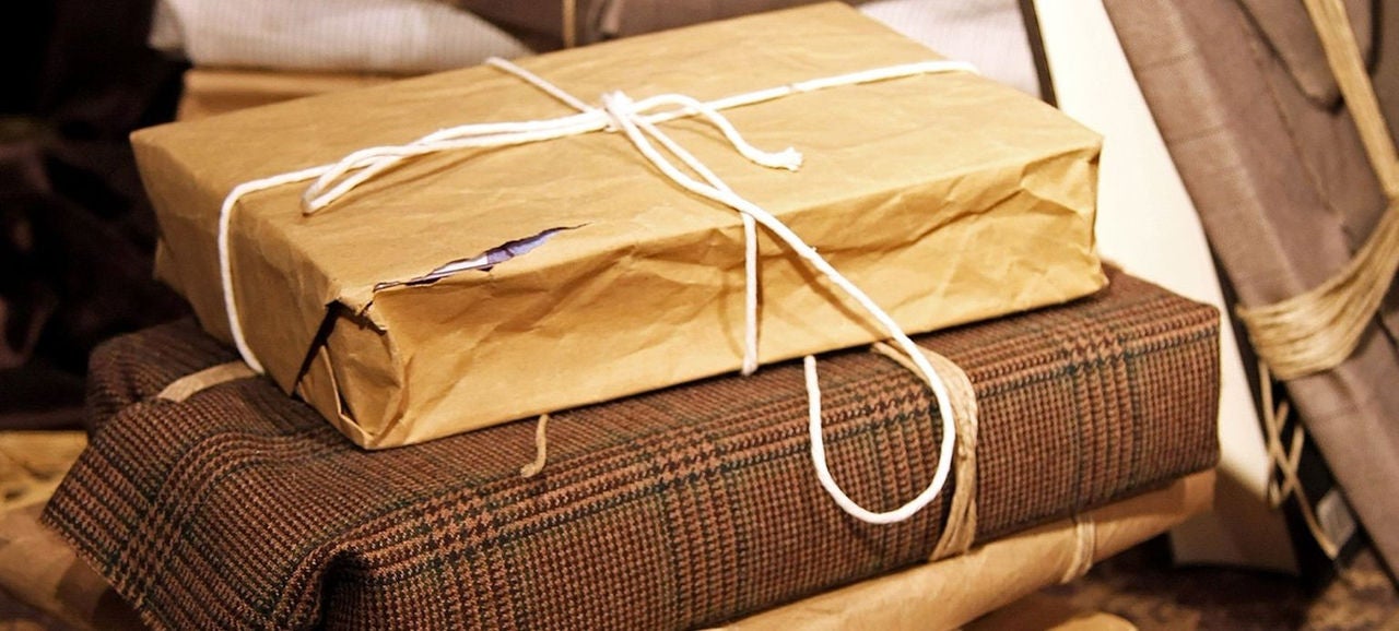 Paquet cadeau en papier kraft avec ruban blanc