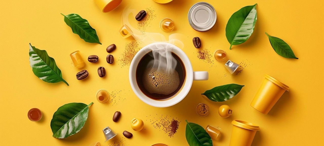 Tasse de café entourée de capsules colorées sur fond jaune