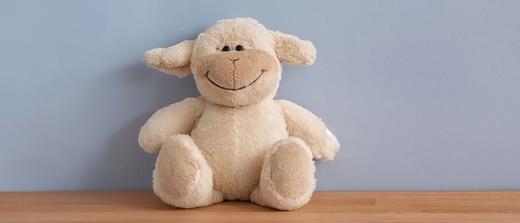 Peluche en forme de mouton sur une table en bois