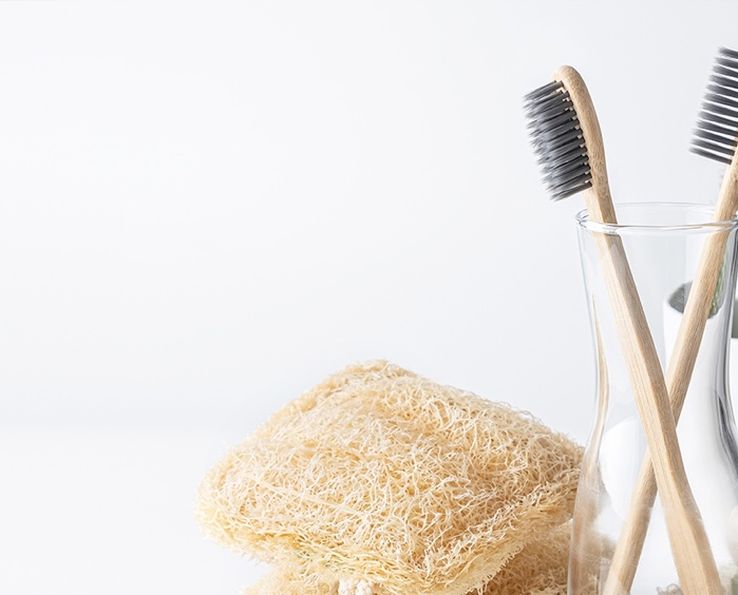 Teaser montrant une brosse à dents en bambou avec savon et loofah
