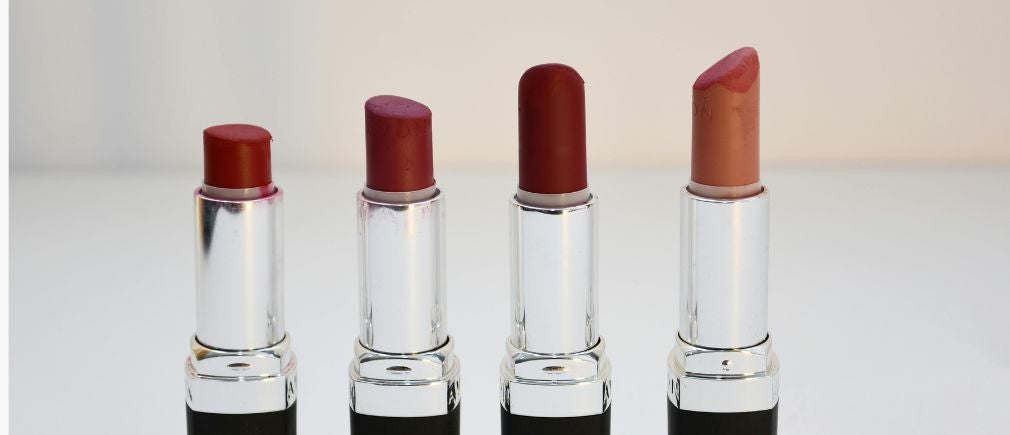 Sélection de rouges à lèvres de différentes couleurs