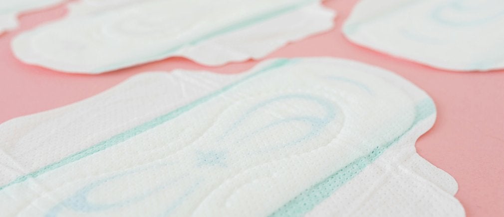 Serviettes hygiéniques jetables féminines sur fond rose