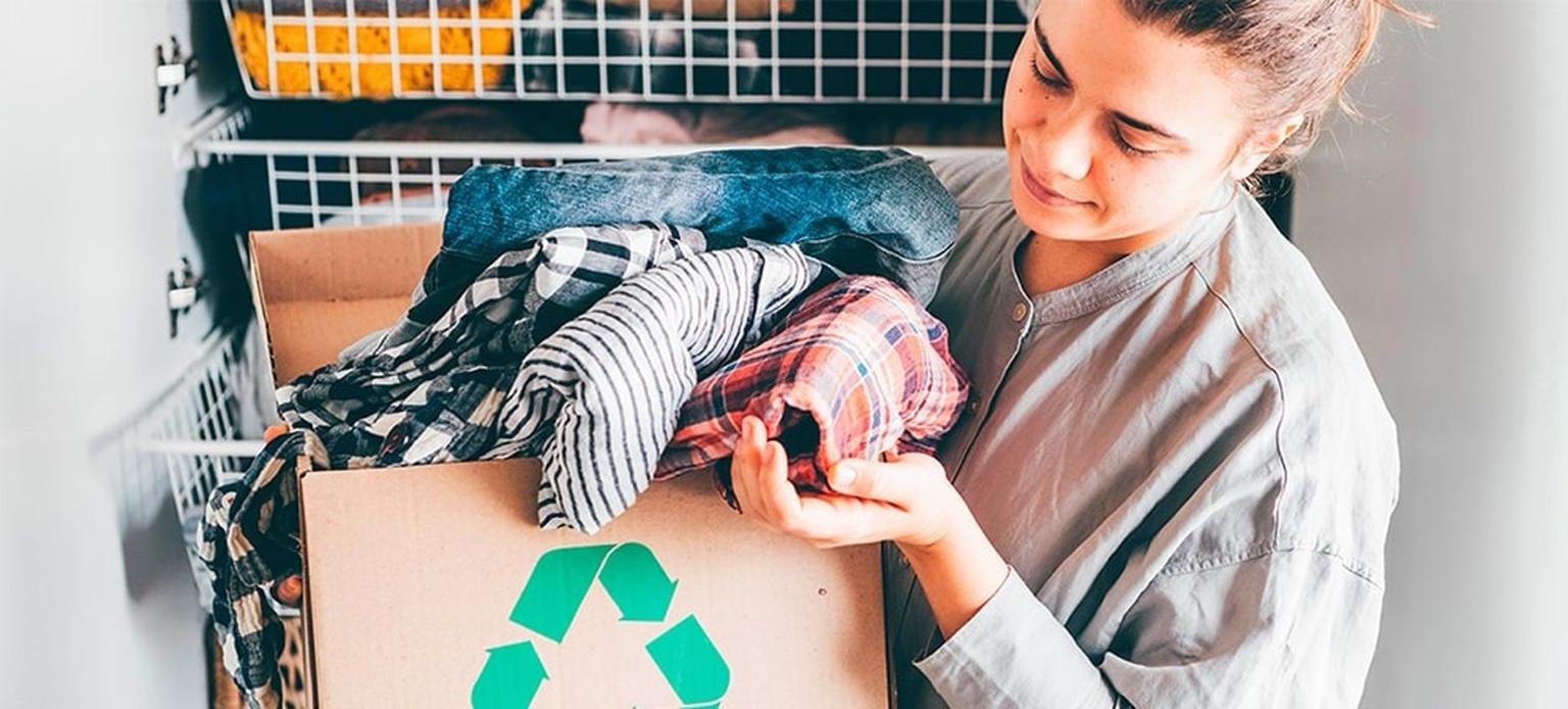 Boîte de recyclage de vêtements Handybag dans un placard intérieur