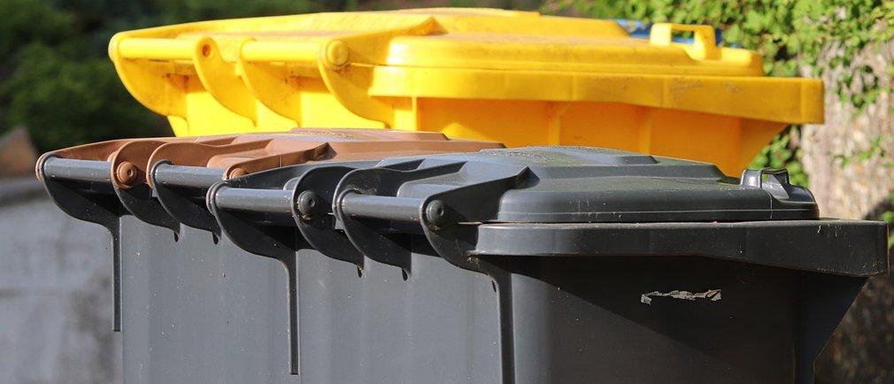 Quatre conteneurs de tri sélectif pour papier, verre et plastique