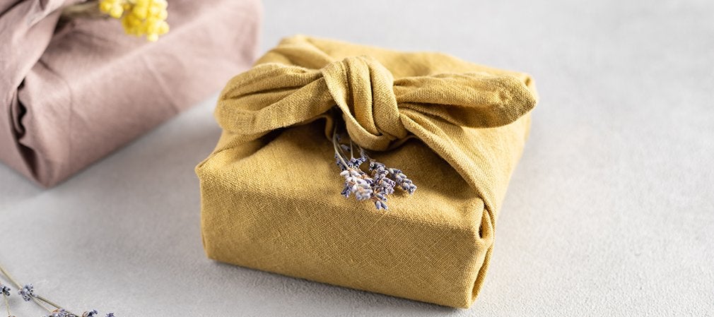 Emballage cadeau furoshiki en lin avec brins de lavande
