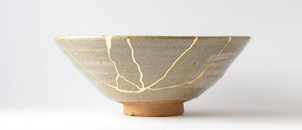 Bol en céramique réparé à l’or selon la technique kintsugi