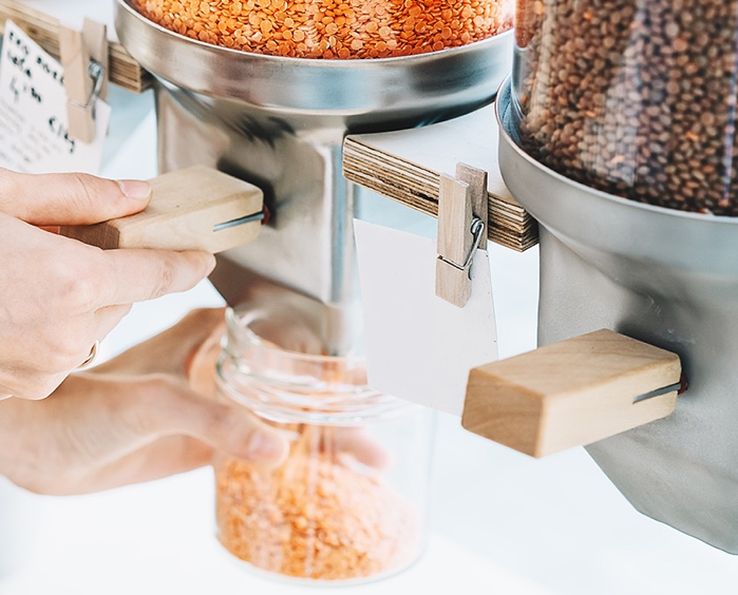 Gros plan distributeur vrac lentilles, mise en avant produit