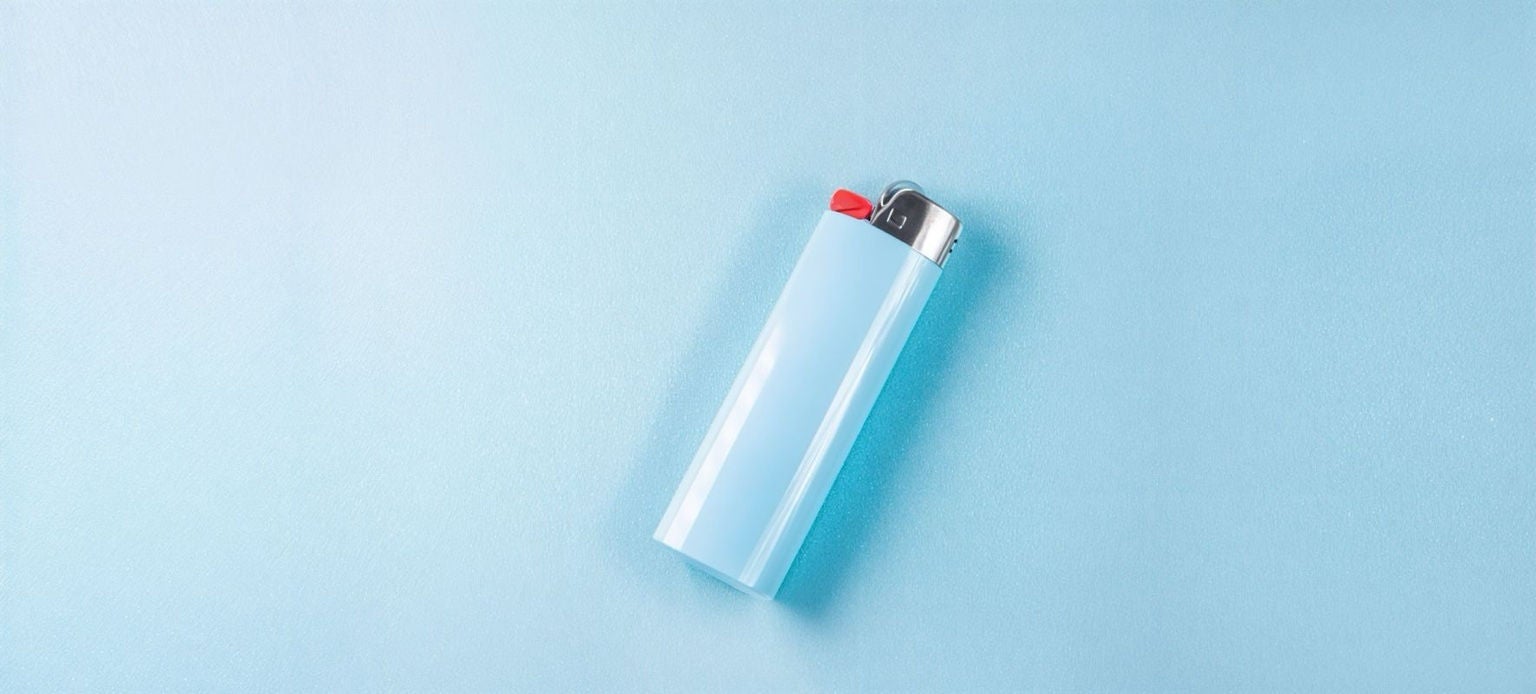 Briquet bleu pastel posé sur fond uniforme