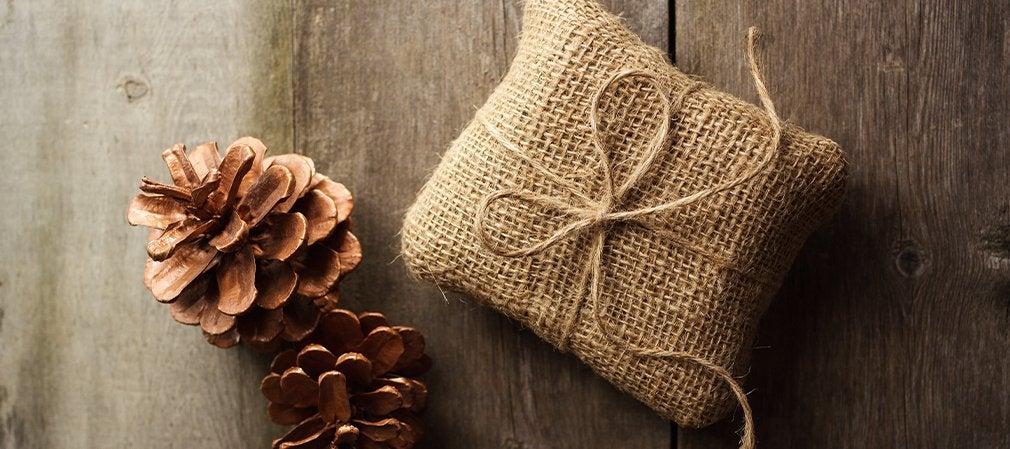 Processus d’emballage de colis e-commerce sur bureau