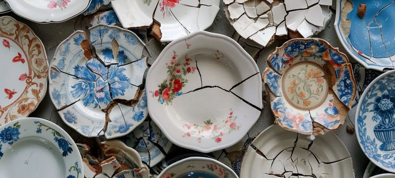 Assortiment d’assiettes en céramique vintage cassées