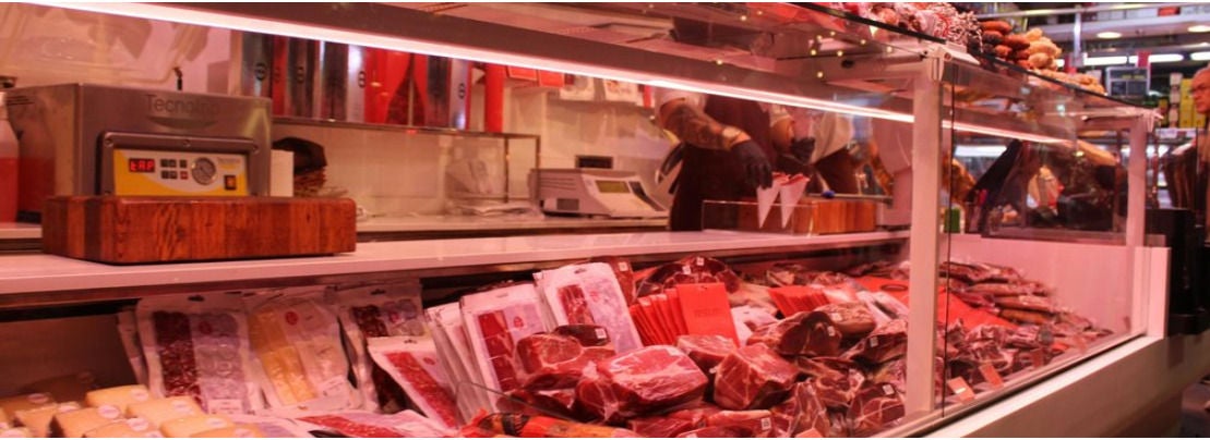 Vitrine de boucherie presentant une variete de viandes et de charcuterie emballees