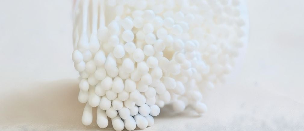 Boîte de cotons-tiges Handybag sur fond blanc