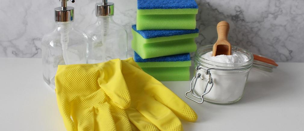 Kit de nettoyage printanier avec gants et éponges