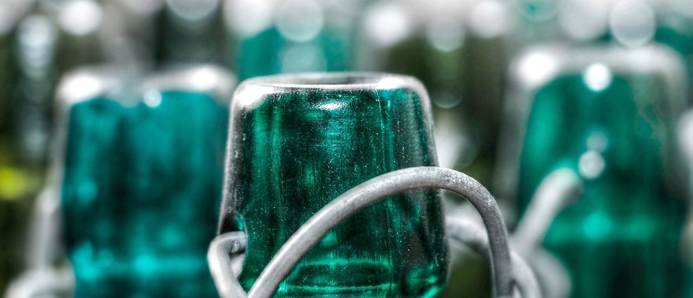 Gros plan de cols de bouteilles en verre vert