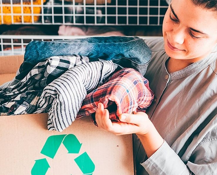 Boîte de recyclage de vêtements Handybag dans un placard intérieur