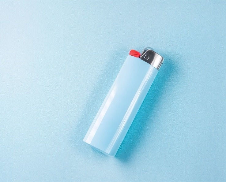 Briquet bleu pastel posé sur fond uniforme