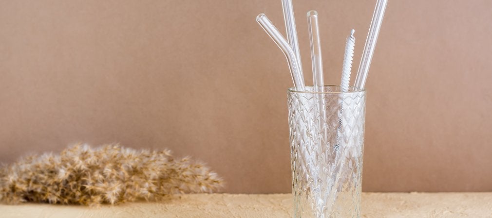 Pailles en verre réutilisables éco responsables présentées dans un verre