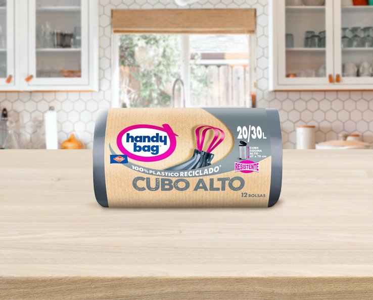 Rollo de bolsas de basura Handybag Cubo Alto sobre una encimera de cocina