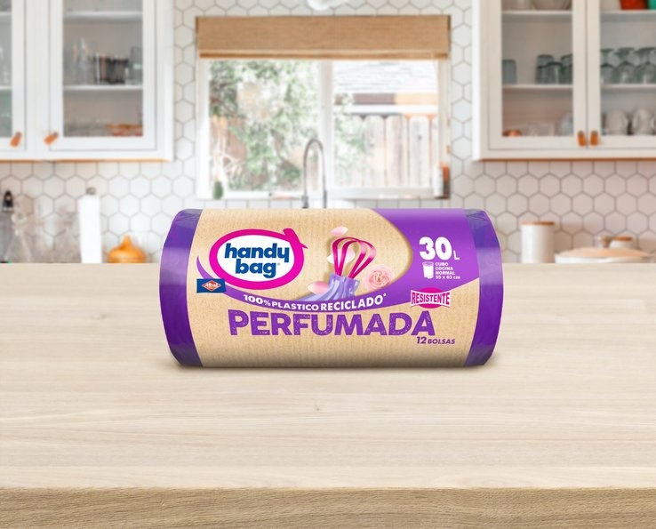 Rollo de bolsas de basura Handybag perfumadas de 30 litros sobre una encimera de cocina