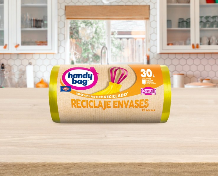 Rollo de bolsas de basura Handybag de 30 litros sobre una encimera de cocina